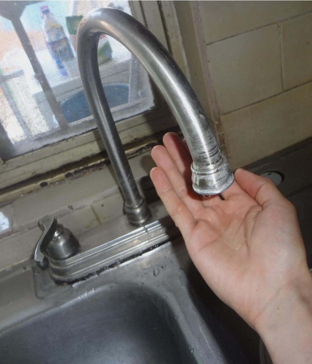 Vecinos del Centro y otros sectores habitacionales de Ciudad Jardín reportan nula presión de agua.