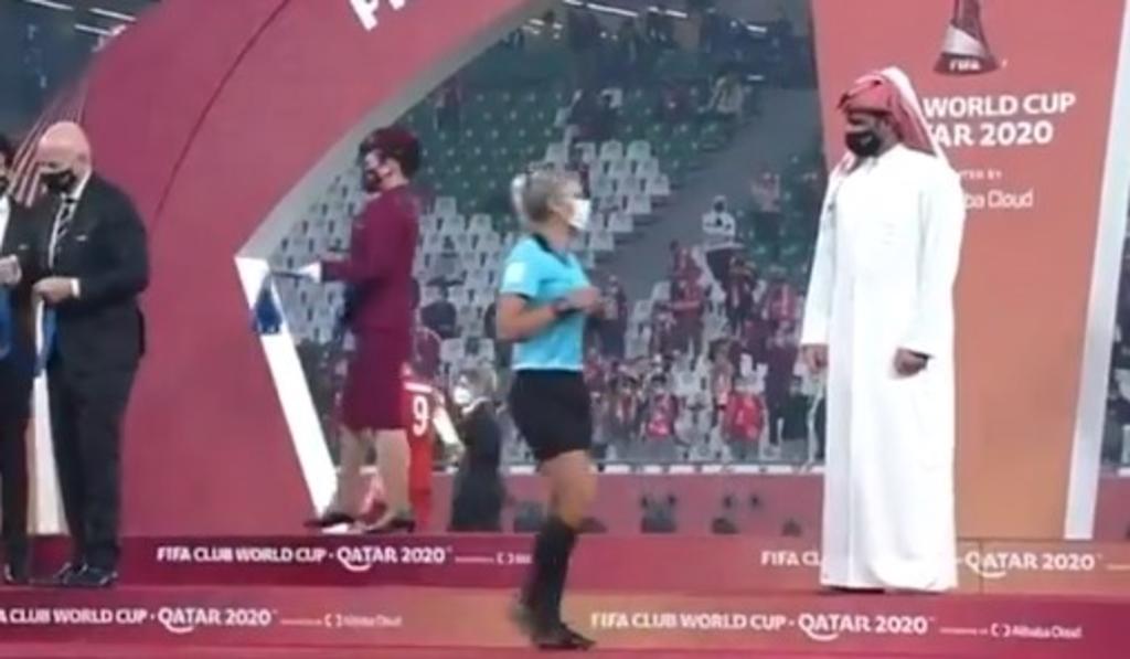 En redes sociales ha causado polémica un video que muestra a un jeque de Qatar negándole el saludo a las mujeres árbitro durante la ceremonia de premiación. (ESPECIAL)
