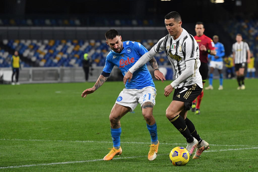  Nápoles, que visitará el próximo jueves al Granada en la ida de los dieciseisavos de final de la Liga Europa, triunfó por 1-0 este sábado contra el Juventus. (EFE)
