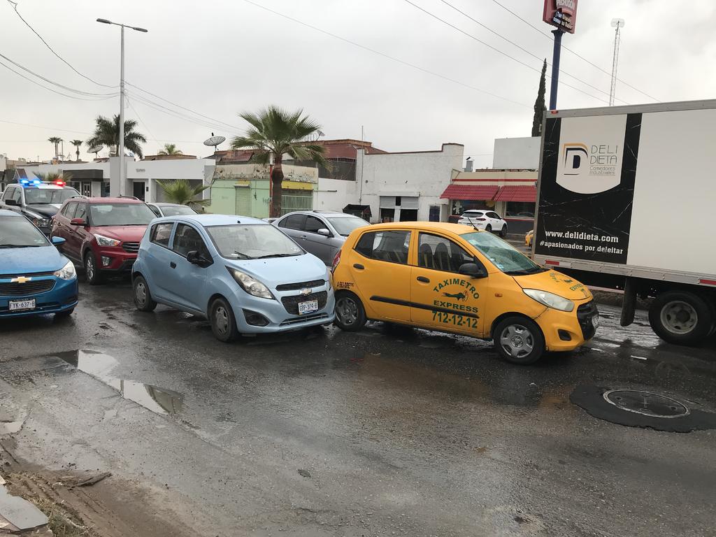 La tarde de este sábado se registró un accidente múltiple frente a la colonia La Fuente de la ciudad de Torreón, el saldo fue de daños materiales en tres vehículos. (EL SIGLO DE TORREÓN)