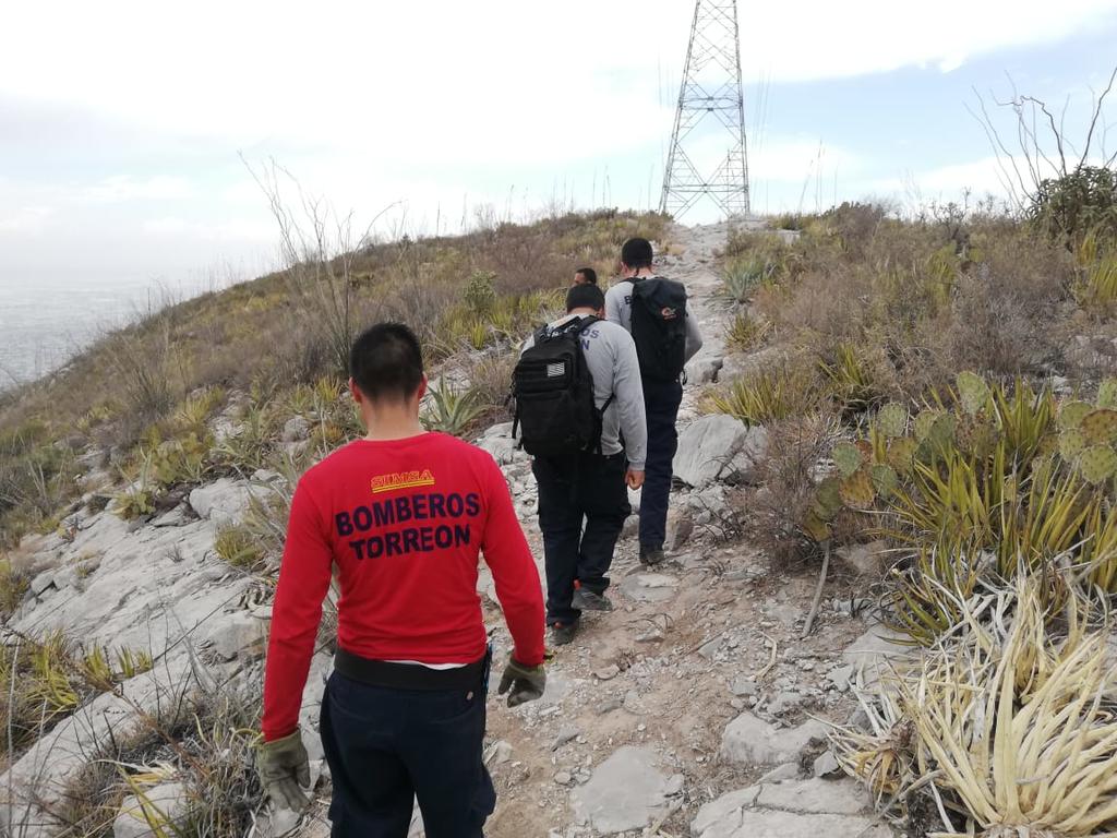 Elementos de Bomberos de la ciudad de Torreón, rescataron a dos jóvenes que practicaban senderismo y se desorientaron en la zona del cerro conocido como “Las Antenas”. (EL SIGLO DE TORREÓN)