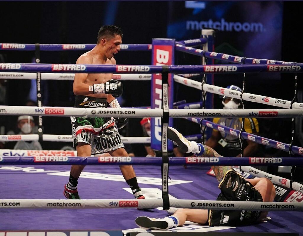 El mexicano Mauricio 'Bronco' Lara noqueó en el noveno round a Josh Warrington, quien se encontraba invicto. (Especial) 