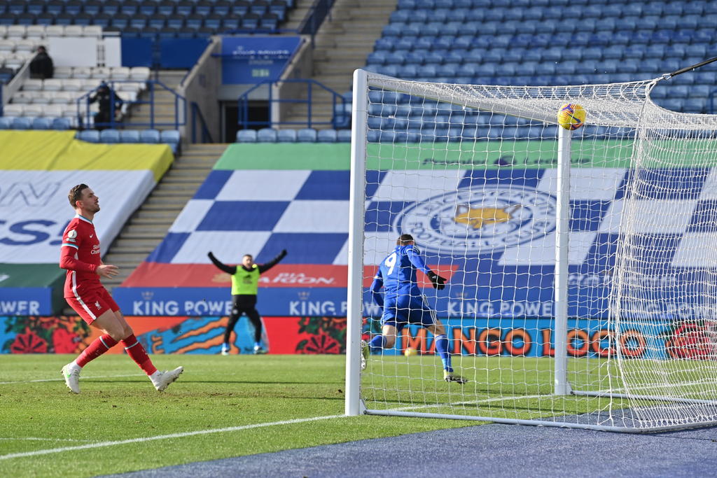 Jamie Vardy celebra tras marcar el segundo tanto del Leicester, en la victoria de su equipo 3-1 sobre Liverpool. (Especial) 