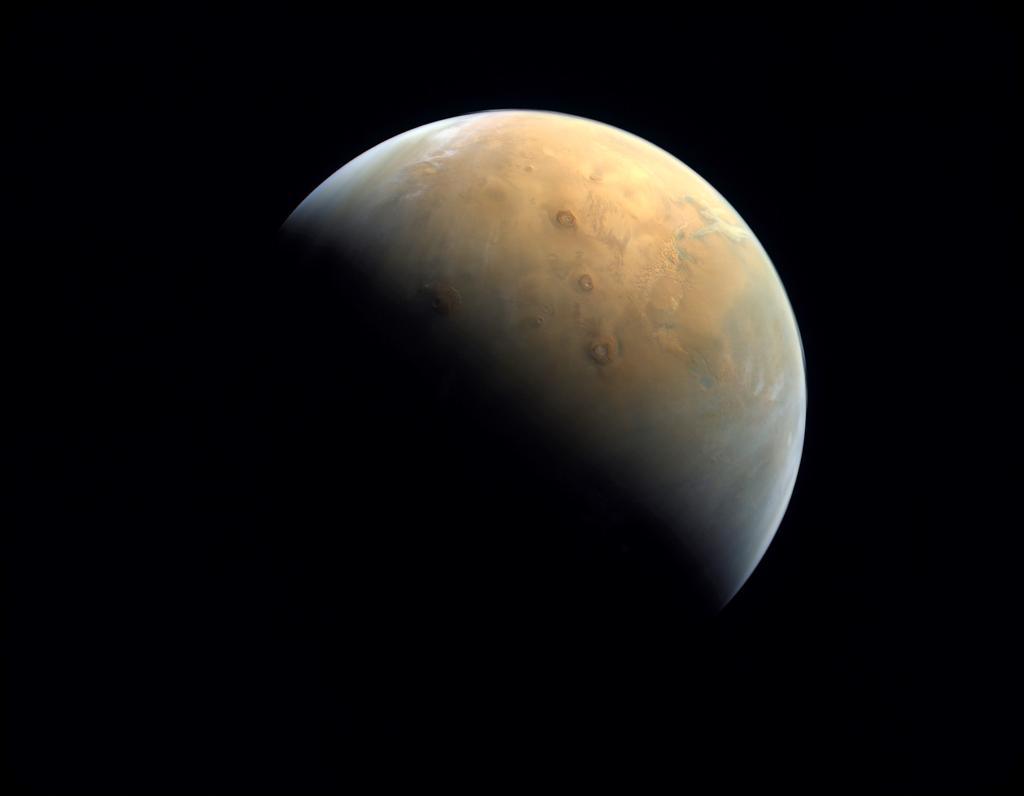 La sonda emiratí Hope capturó hoy la primera imagen de Marte tras entrar hace cinco días con éxito en la órbita del planeta rojo, donde tiene previsto estudiar el clima y la atmósfera para responder a preguntas hasta ahora sin respuesta. (ARCHIVO) 