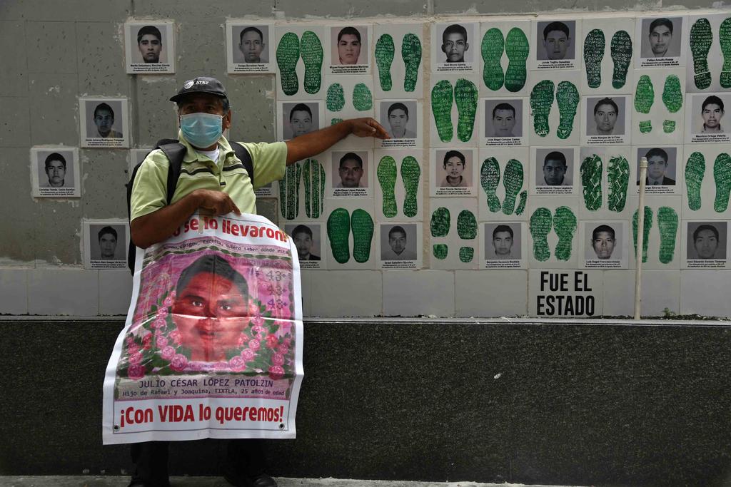 Se debe dar a conocer el número específico de fojas y documentos avalados por el perito Raúl Pedraza Flores de la Procuraduría General de la República (PGR), hoy FGR, durante el mes de julio de 2016, que obran en el expediente del caso Ayotzinapa, instruyó el Instituto Nacional de Transparencia, Acceso a la Información y Protección de Datos Personales (INAI). (ARCHIVO)