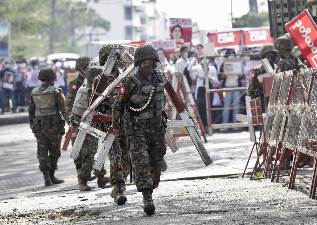 Birmania (Myanmar) pasó casi toda la noche del domingo al lunes sin señal de internet tras el corte de la junta militar, horas después del despliegue de tanques en el centro de Rangún, mientras el movimiento de desobediencia civil sigue protestando en las calles. (ESPECIAL)