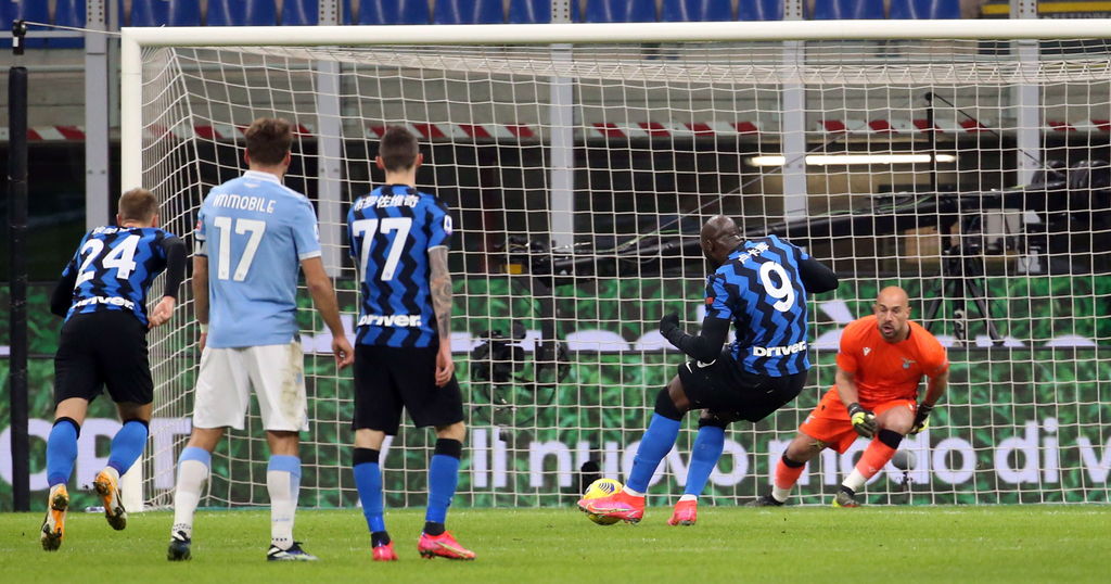 Romelu Lukaku (9) marcó dos goles, el primero de penal, en la victoria del Inter de Milán 3-1 sobre Lazio. (AP)