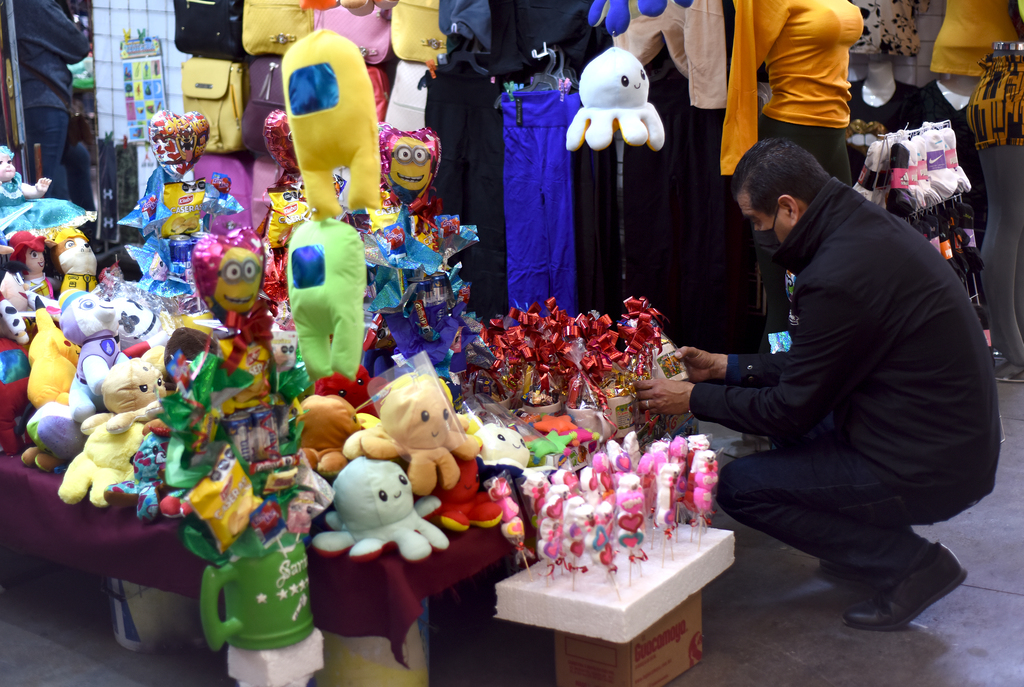 A lo largo de las avenidas Hidalgo y Juárez se instalaron vendedores de peluches, dulces y arreglos por el Día del Amor. (JESÚS GALINDO)
