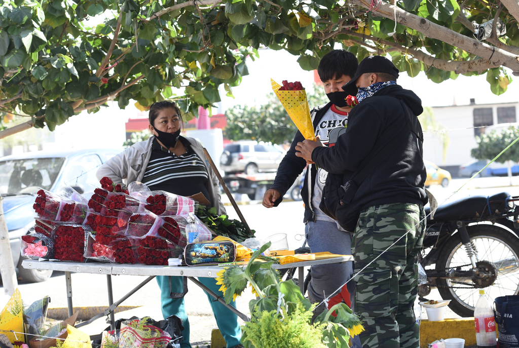 En el recorrido se observó a varios jóvenes comprando ramos de flores para sus parejas. (JESÚS GALINDO)