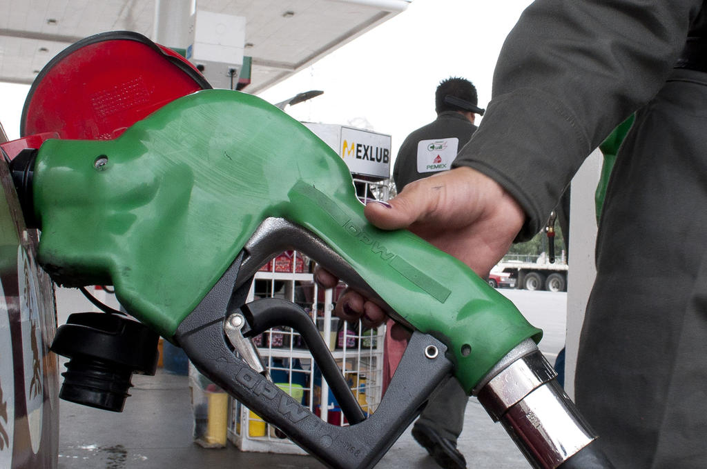 El titular del Ejecutivo federal señaló que incluso en algunos casos se ha registrado una disminución de los precios de algunas gasolinas. (ARCHIVO)