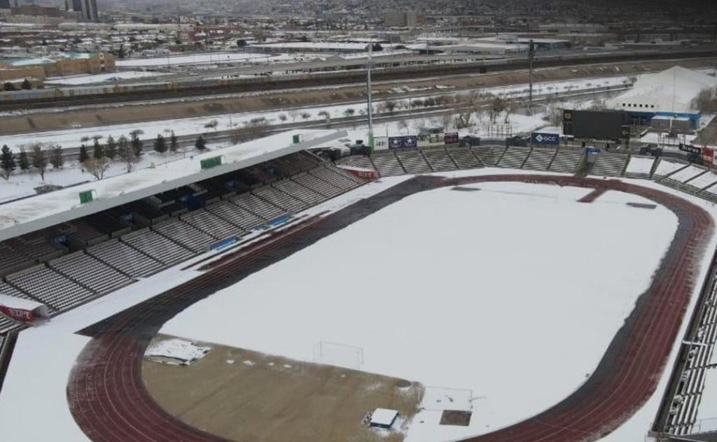 Algunos estadios de la Liga MX se pintaron de blanco después de la nieve que cayó en algunos estados de la República Mexicana debido al frente frío número 36. (ESPECIAL)