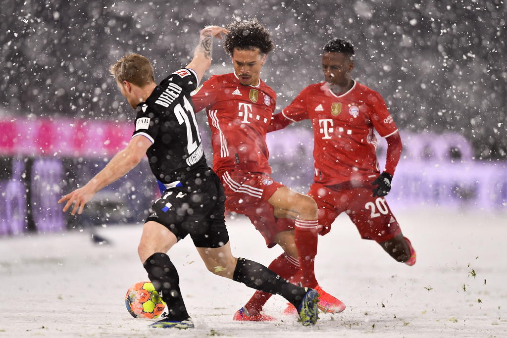 El Bayern Munich reapareció el lunes en la Bundesliga tras obtener el campeonato en el Mundial de Clubes y empató en casa 3-3 ante el recién ascendido Arminia Bielefeld, en un encuentro disputado bajo una intensa nevada. (EFE)