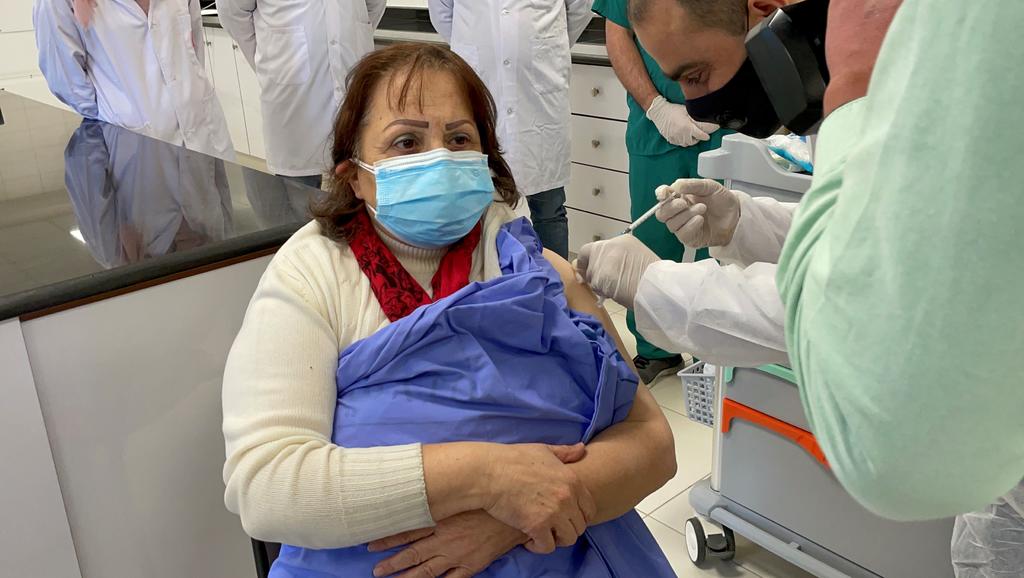La Autoridad Palestina denunció el lunes que Israel le está impidiendo enviar vacunas contra el coronavirus a la Franja de Gaza, las cuales están destinadas a trabajadores médicos de primera línea. (ARCHIVO)