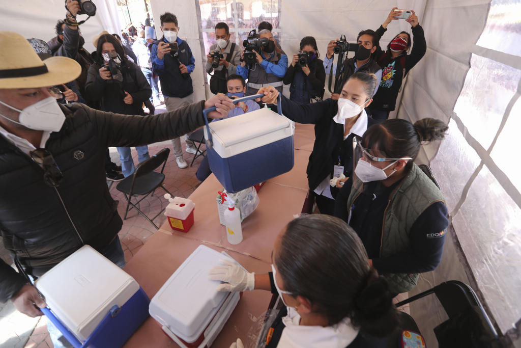  Durante el arranque de inoculación contra COVID-19 de Población de Adultos Mayores (PAM), se aplicaron 23 mil 369 dosis de vacuna AstraZeneca en 30 entidades, informó José Luis Alomía Zegarra, director de Epidemiología de la Secretaría de Salud. (EL UNIVERSAL)