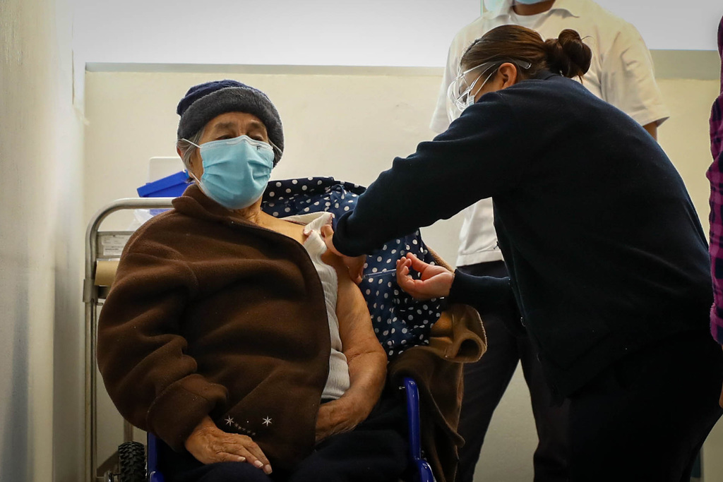 En Morelos, la vacunación comenzó en Temixco. Los adultos mayores tuvieron que esperar por más de cuatro horas.