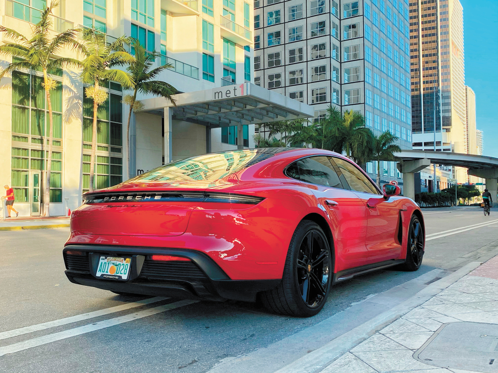  El Porsche Taycan inició a comercializarse en nuestro país en febrero de este año y quizá su precio y las limitantes actuales de infraestructura eléctrica lo hagan entrar a nuestro país bajo la categoría de 'exótico'.  (EL SIGLO DE TORREÓN)