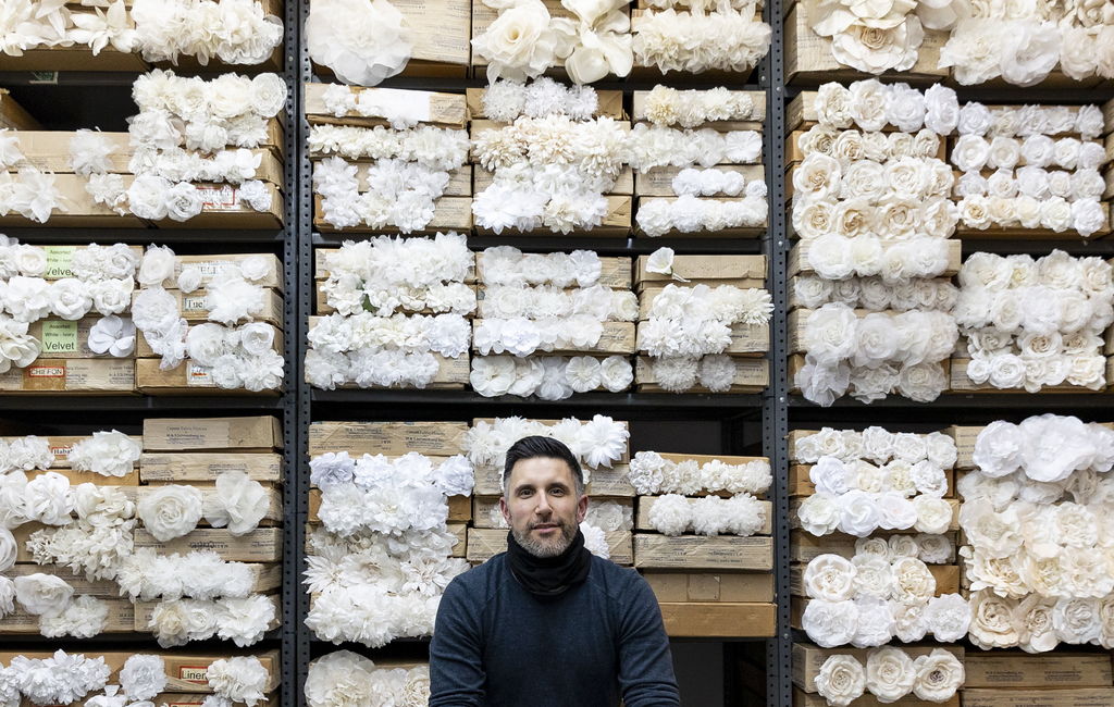 MANUFACTURA. Adam Brand tiene su negocio de flores artificiales en la ciudad de Nueva York. (CORTESÍA / EFE)