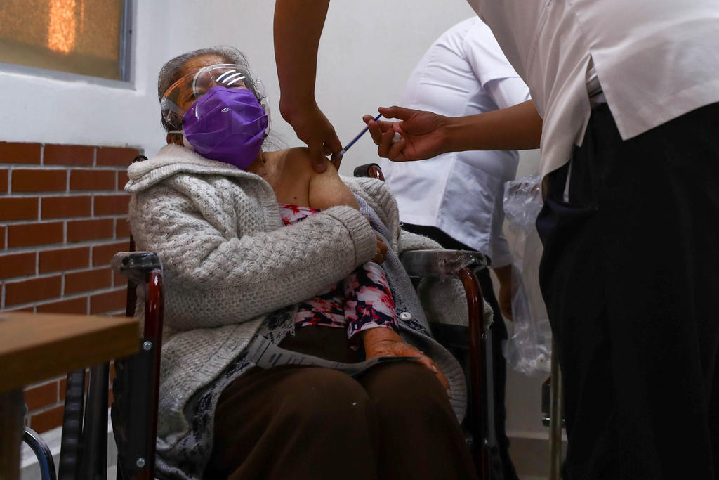 López Obrador informó que a principios de marzo comenzará la vacunación contra el COVID-19 de adultos mayores en zonas urbanas y ciudades con el biológico de Pfizer. (ARCHIVO)