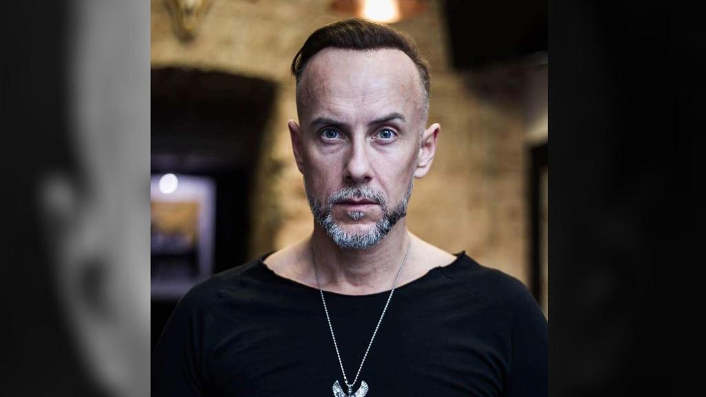 Adam Darski, vocalista de la banda polaca, Behemoth, fue condenado a una multa por ofensa de sentimientos religiosos tras compartir una fotografía en sus redes sociales donde pisa una imagen de la Virgen. (ESPECIAL)