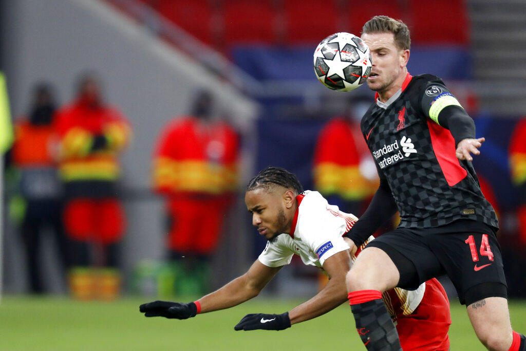 El capitán del Liverpool, Jordan Henderson, se mostró cauto este martes, pese a ganar 0-2 al RB Leipzig en la ida de octavos de final de la Liga de Campeones, y señaló que 'es sólo la mitad del trabajo'. (AP)
