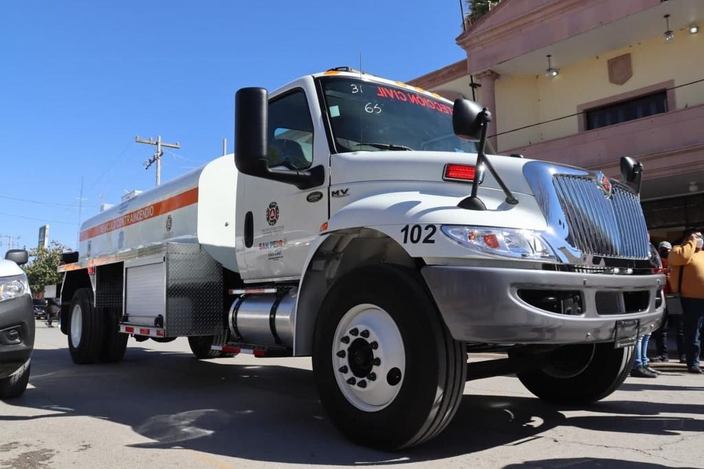 En el municipio de San Pedro se entregó un camión cisterna al Departamento de Bomberos, el cual representó una inversión de cerca de 2 millones 300 mil pesos, con recursos del Fondo de Fortalecimiento Municipal 2020. (MARY VÁZQUEZ)