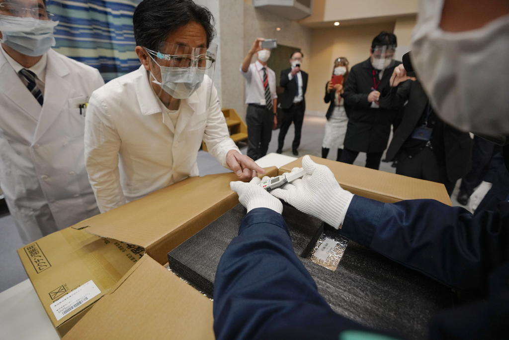 Japón inició este miércoles su campaña de vacunación contra la COVID-19 en un hospital público de Tokio, con una primera fase en la que espera inocular a 40,000 sanitarios del país. (ARCHIVO)
