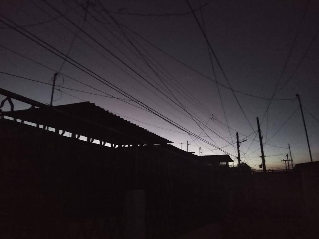 Varias colonias de la ciudad se quedaron sin el suministro eléctrico a partir de las 6 y media de la tarde de este martes, quedando en tinieblas cientos de calles y se espera que se restablezca hasta las 23:00 horas. (PRIMITIVO GONZÁLEZ)
