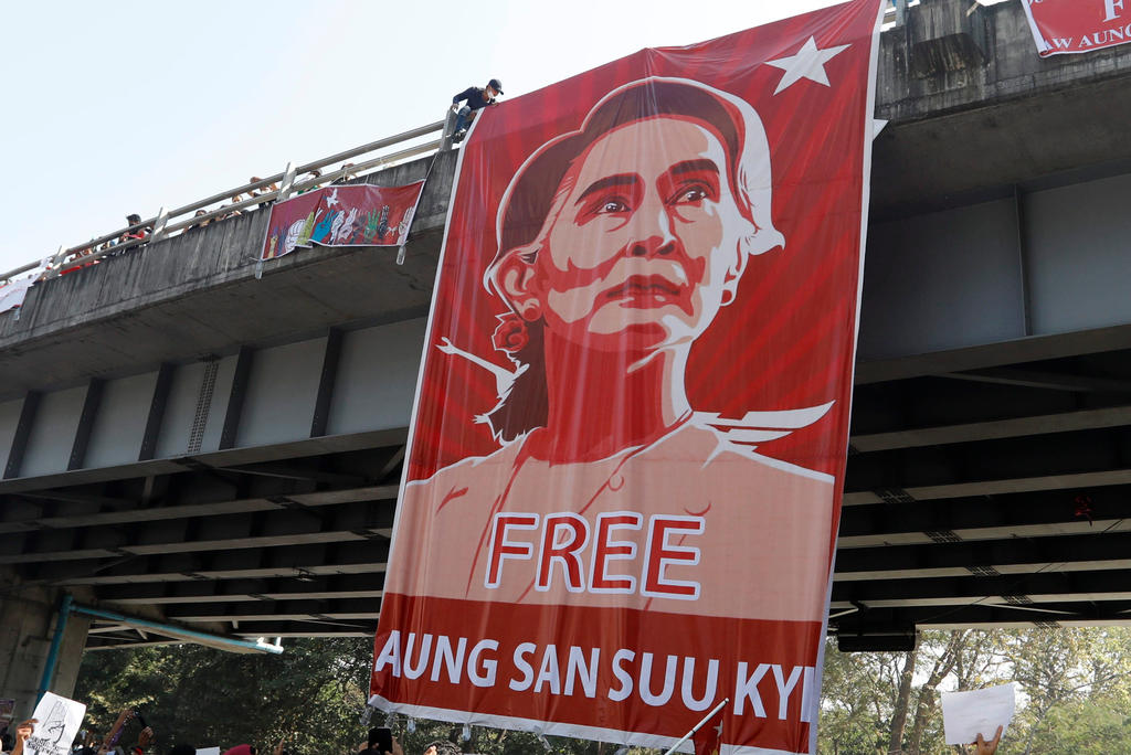 La policía en Myanmar presentó nuevos cargos contra la depuesta líder Aung San Suu Kyi, según dijo su abogado el martes, lo que permite mantenerla retenida de forma indefinida sin juicio. (ARCHIVO)