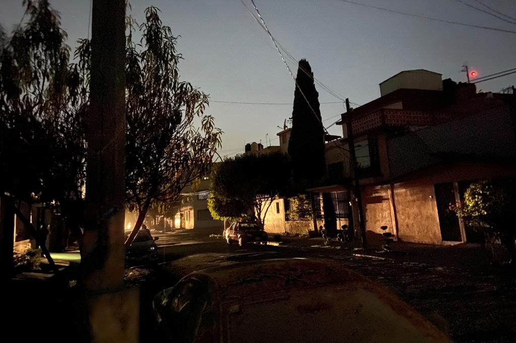 Habitantes de Naucalpan, Huixquilucan, Cuautitlán Izcalli y Melchor Ocampo, entre otros municipios del Valle de México, registraron hoy apagones que se prolongaron por hasta 10 horas. (EFE)
