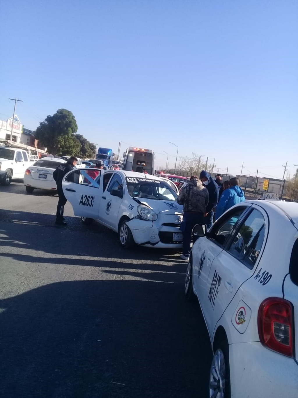 Los taxis fueron asegurados por las autoridades, quienes ordenaron su traslado y depósito a las instalaciones del corralón municipal. (EL SIGLO DE TORREÓN)