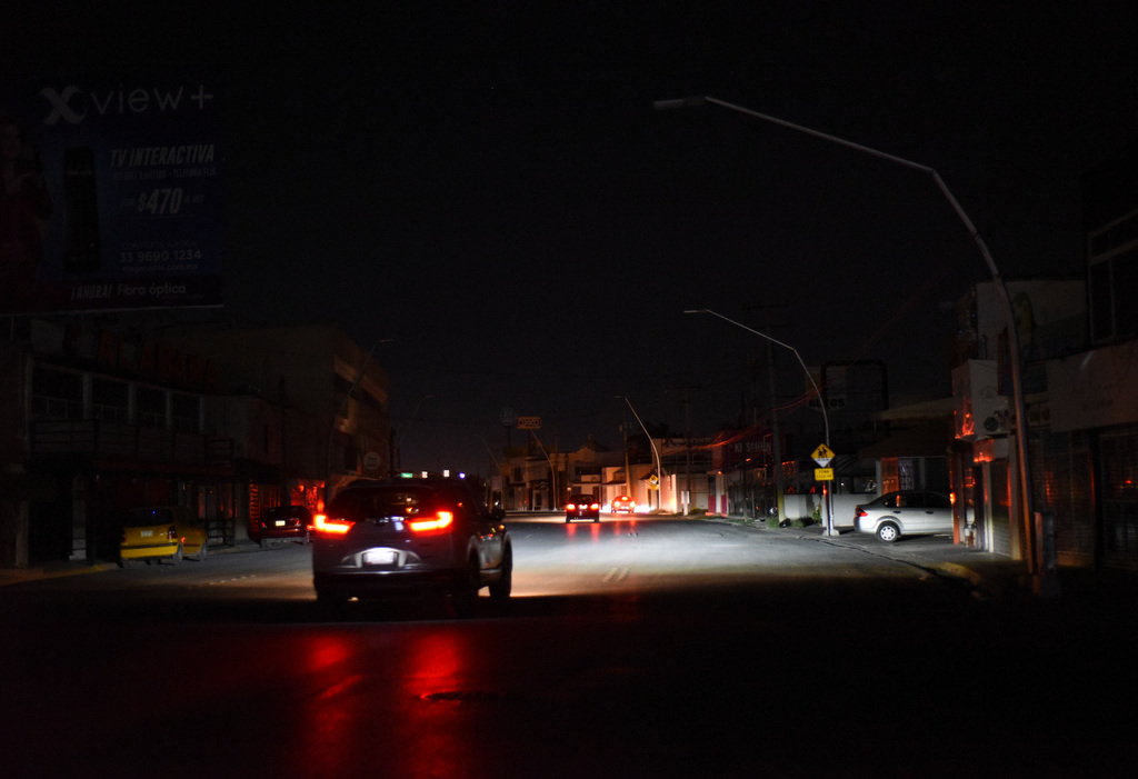 Cientos de calles del municipio se quedaron sin energía eléctrica ante los apagones generalizados. (JESÚS GALINDO)