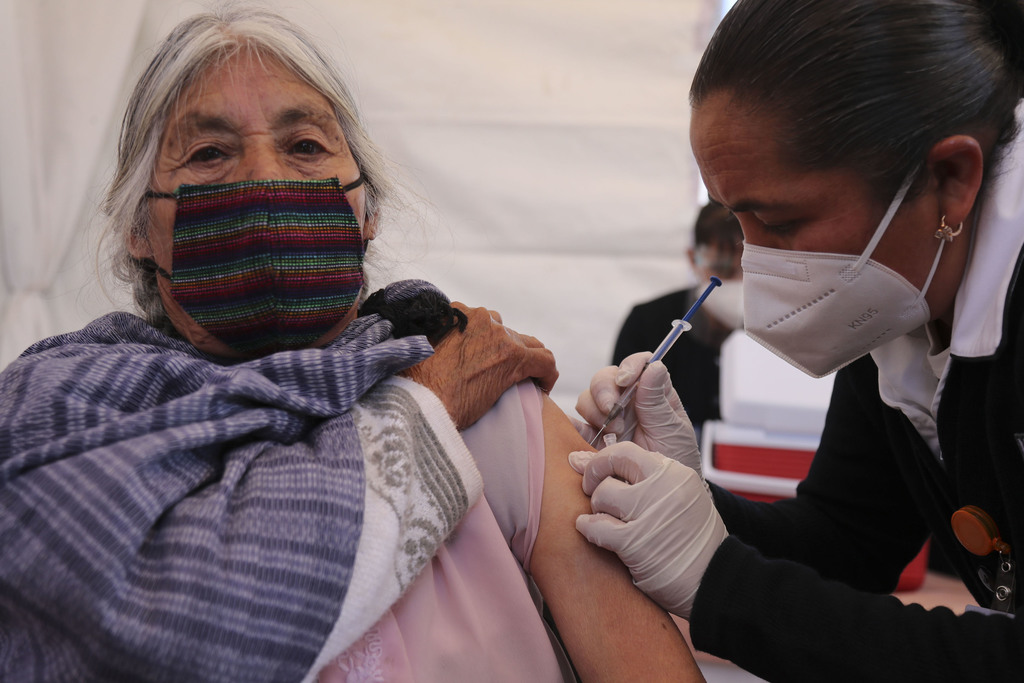 El lunes inició a nivel nacional la vacunación a las personas mayores de 60 años en comunidades de las entidades federativas.