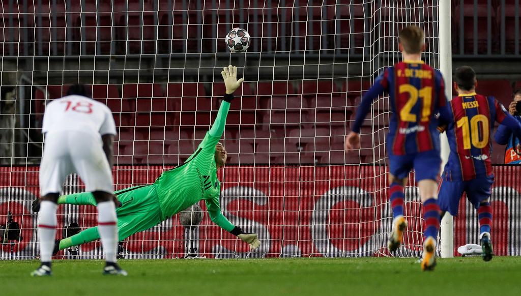 Lionel Messi marcó de penal el primer tanto del juego, Keylor Navas adivinó, pero no lo pudo parar. (AP)