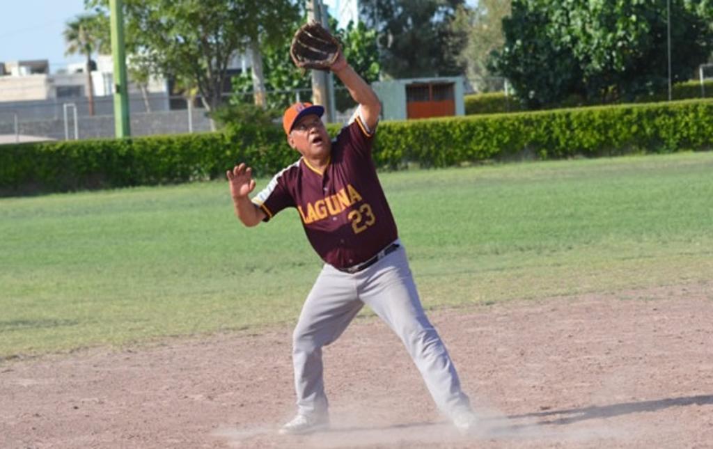Tras concluir la primera vuelta de su temporada, la Liga de Beisbol Súper Máster de La Laguna continúa entregando estupendos juegos y en su séptima jornada ya entregó a sus primeros equipos clasificados a los playoffs. (ARCHIVO)
