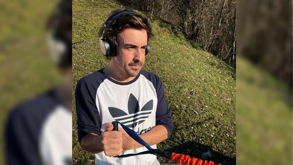 El piloto español Fernando Alonso publicó este miércoles en las redes sociales su primera foto tras el accidente de bicicleta que sufrió el pasado 11 de febrero y por el que fue operado del maxilar superior. (ESPECIAL)