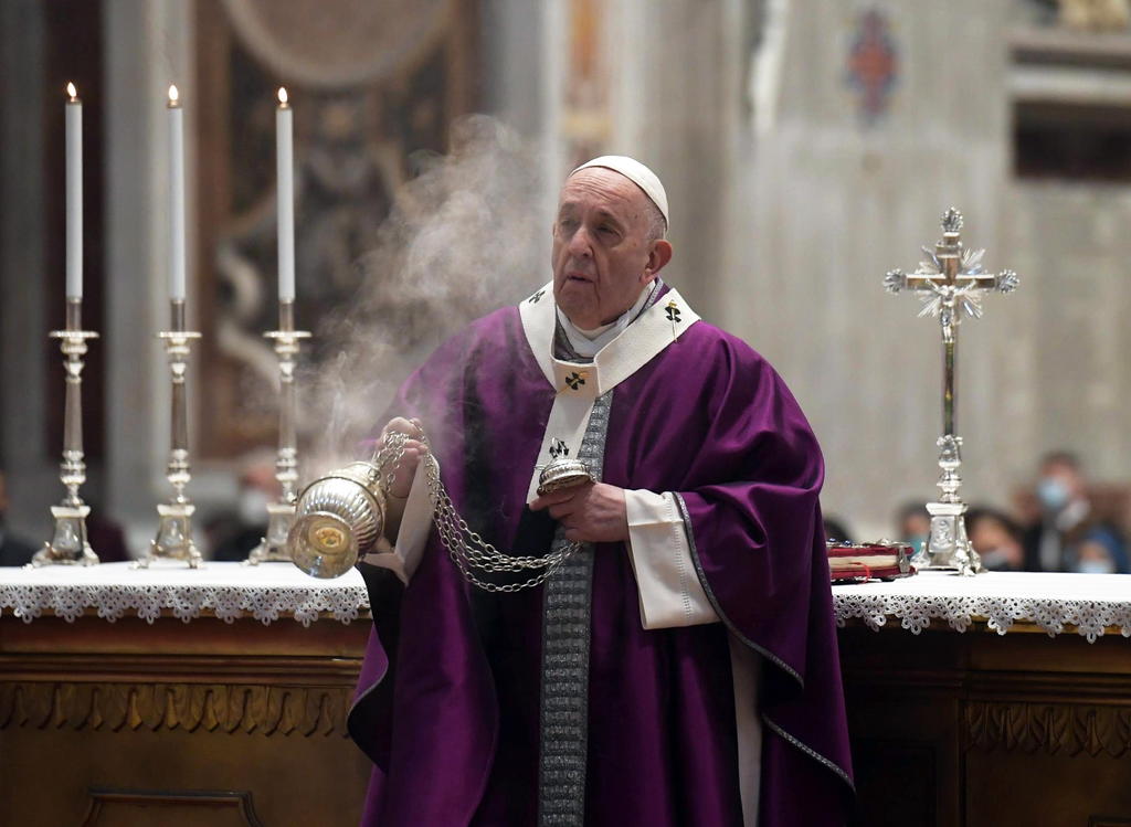 El papa Francisco conmemoró el Miércoles de Ceniza, pero con una ceremonia reducida y escasa concurrencia debido a la pandemia del coronavirus. (EFE) 
