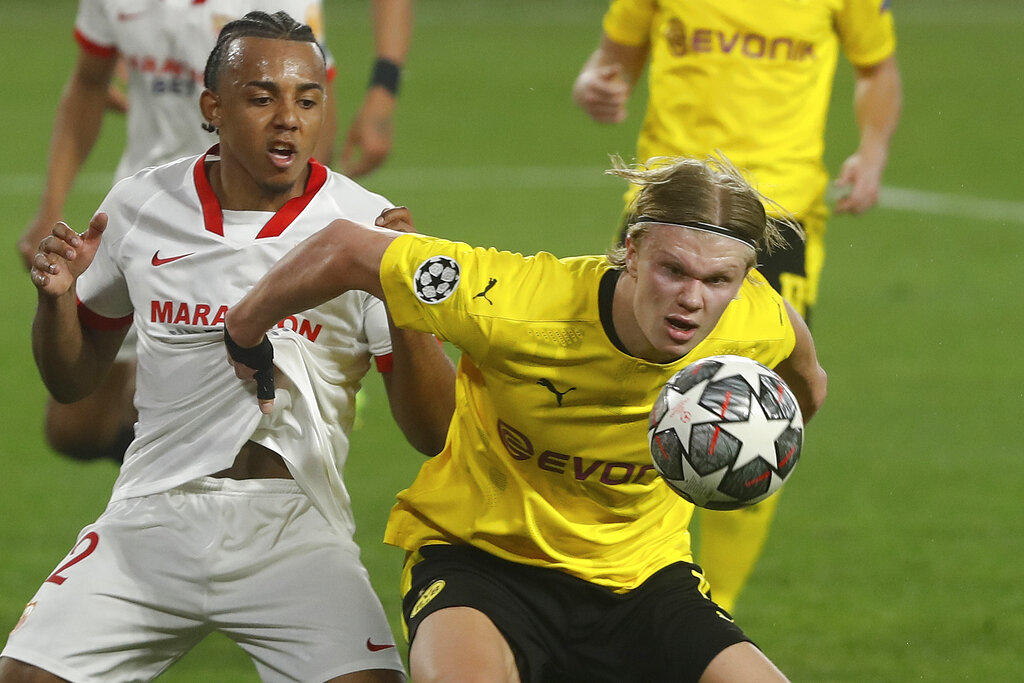 Al compás de un doblete de Erling Haaland, el Borussia Dortmund interrumpió el miércoles la racha de nueve triunfos del Sevilla con una solvente victoria 3-2 como visitante en el partido de ida por los octavos de final de la Liga de Campeones. (AP)