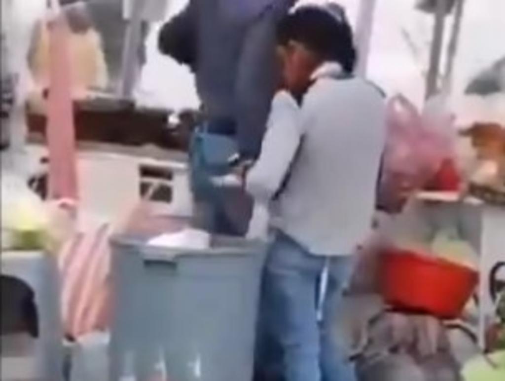Por medio de redes sociales internautas exhibieron a una mujer vendedora de comida en las calles de Ecatepec, Estado de México sacando los platos usados de la basura y usándolos para servir a los nuevos clientes.  (Especial) 