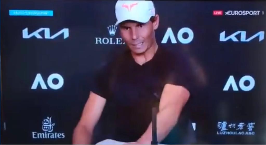 Rafael Nadal fue eliminado del Abierto de Australia en la etapa de los cuartos de final después de una épica remontada del griego Stefanos Tsitsipas por 3-6, 3-6, 7-6 y 7-5. Posteriormente, el español ofreció una atípica conferencia de prensa. (ESPECIAL)
