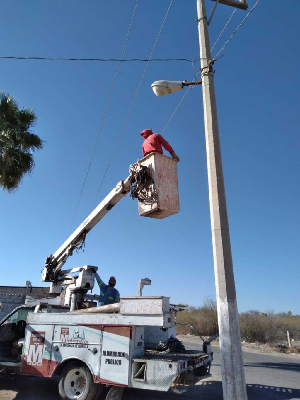 Personal del Departamento de Alumbrado Público de Matamoros detectó algunas luminarias con fallas y las compuso. (EL SIGLO DE TORREÓN) 