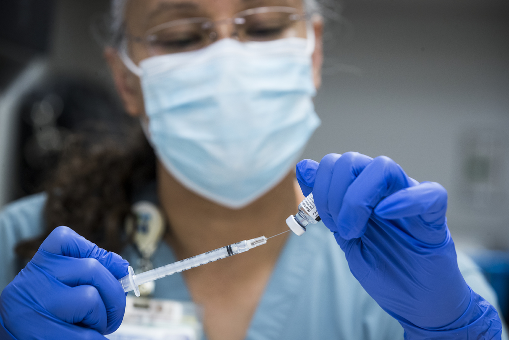 Los funcionarios de salud están luchando para proteger los congeladores llenos de vacunas. (ARCHIVO) 