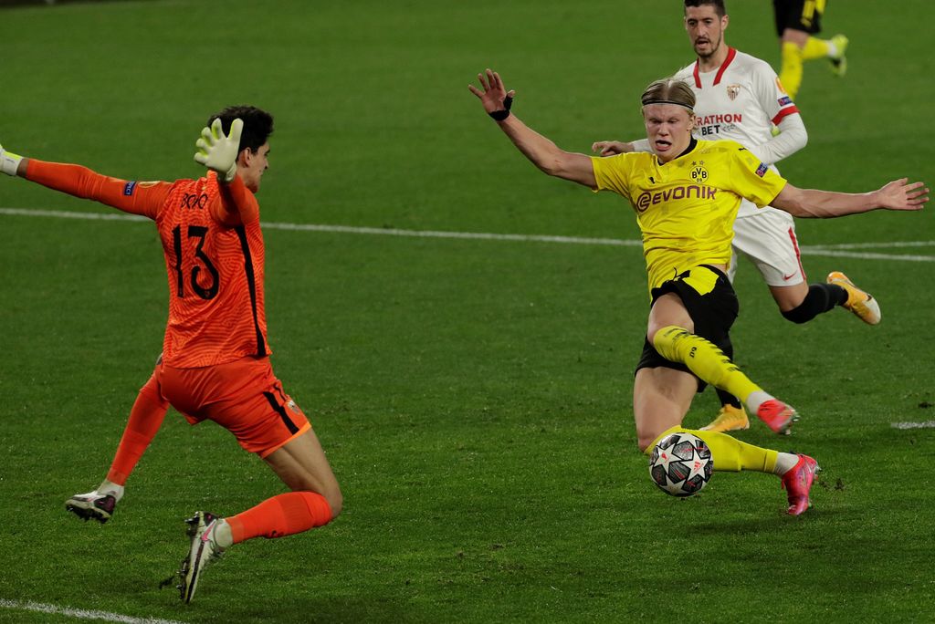 Erling Haaland marca el segundo tanto del Borussia Dortmund, en la victoria 3-2 sobre Sevilla en la ida de los octavos de final de la Champions. (AP)