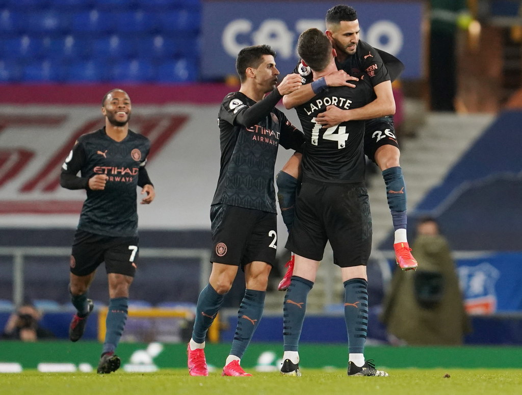 Manchester City derrotó 3-1 al Everton en partido pendiente, y alargó a 10 puntos su ventaja en la cima de la Premier League. (EFE)
