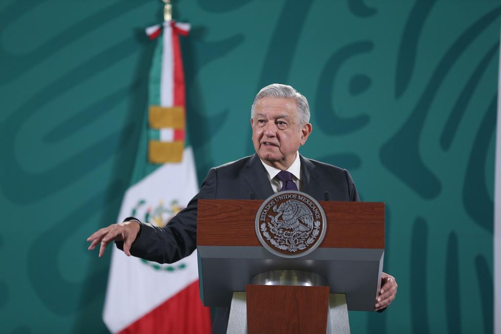 López Obrador informó esta mañana que, tras recuperarse del COVID-19, por recomendación médica no debe de alargase tanto en sus conferencias de prensa matutinas. (EFE)