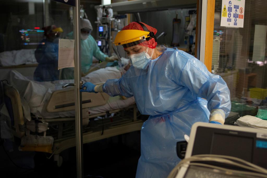 Las autoridades de salud de España esperan que la curva de contagios de coronavirus siga aplanándose después que la incidencia para un periodo de dos semanas cayera el jueves a 320 casos por cada 100,000 habitantes tras un punto máximo de cerca de 900 a finales de enero. (ARCHIVO) 