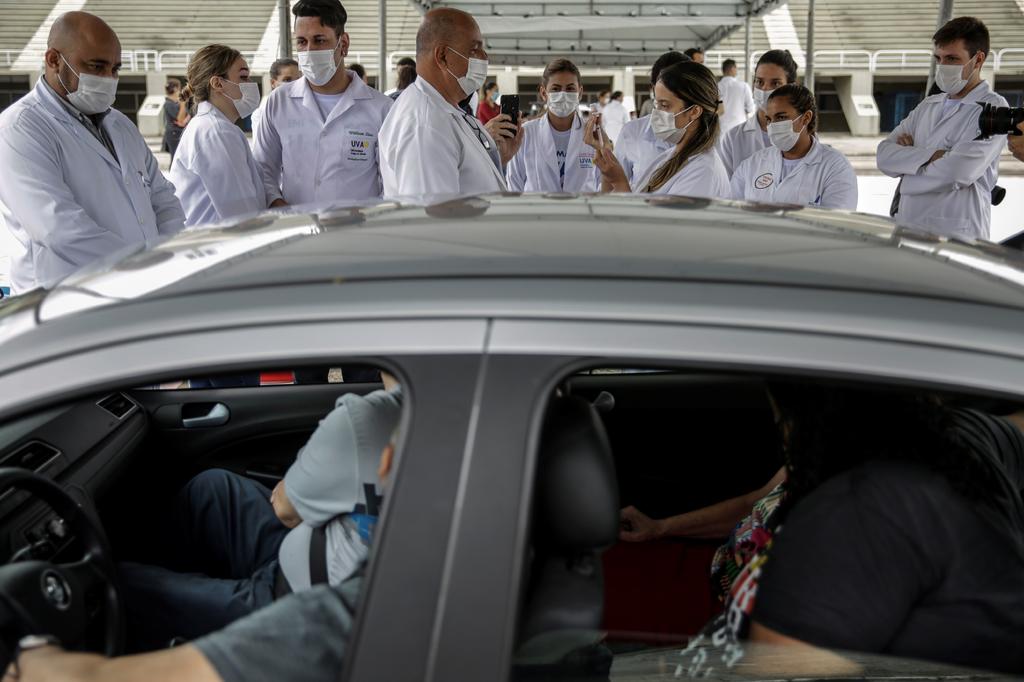 Brasil, uno de los países más afectados del mundo por la pandemia, sobrepasó este jueves los 10 millones de casos acumulados del coronavirus SARS-CoV-2, cuando se cumple casi un año del registro del primer contagio en el país, informó el Gobierno. (ARCHIVO) 
