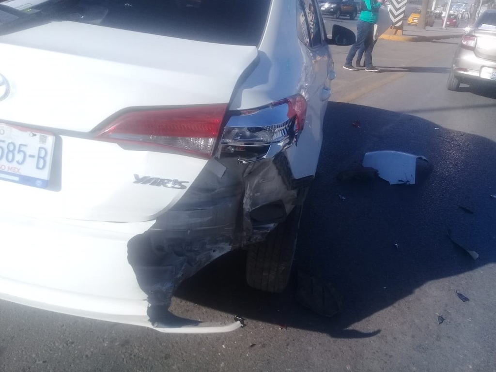 Con el impacto recibido, el Toyota Yaris se proyectó hacia delante y a su izquierda y se impactó con su ángulo delantero en el ángulo posterior del Renault Logan. (EL SIGLO DE TORREÓN)