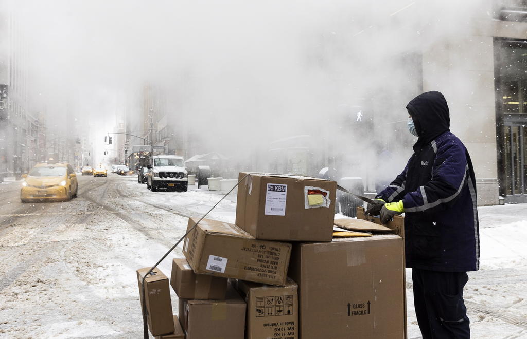 Al menos 5 personas han fallecido intoxicadas con monóxido de carbono por el uso de calefactores por combustión en ambientes sin la ventilación necesaria y otras 17 personas, según el Post, han muerto por exposición al frío.
(EFE)