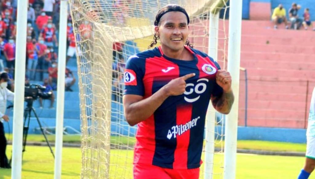 Carlos 'Gullit' Peña encontró en El Salvador una oportunidad para recuperar su nivel futbolístico. (ESPECIAL)