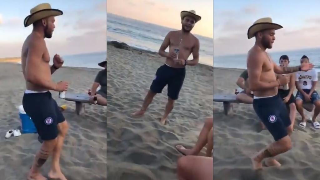 Ha salido a la luz un video en donde se ve a Jonathan Rodríguez, delantero de Cruz Azul, bailando con cerveza en mano, en una playa portando el short del equipo cementero. (ESPECIAL)